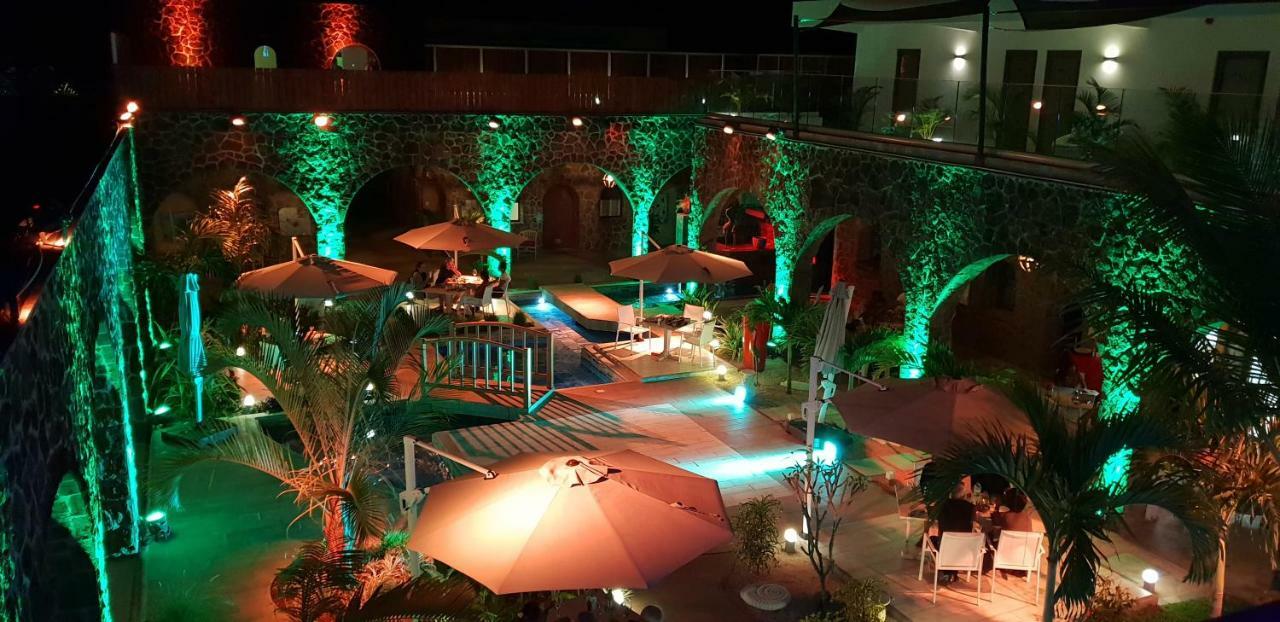 Hacienda Plaza Hotel Pereybere Beach Exterior photo